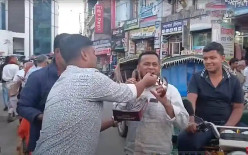 রাজশাহীতে এনসিপির মিষ্টি বিতরণে মানুষের ভিড়. Channel i News - চ্যানেল আই নিউজ