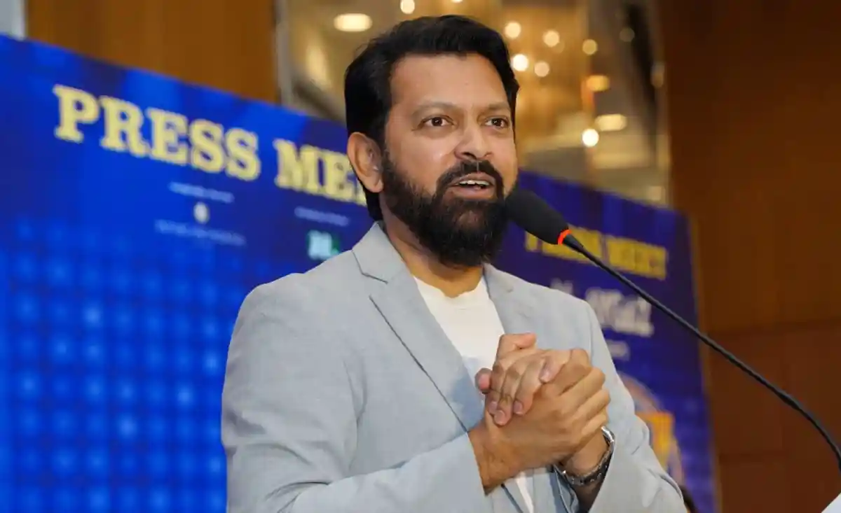 তাহসান ফ্যামিলি ফিউডের অনুষ্ঠানে বক্তৃতা দিচ্ছেন, পেছনে প্রেস মিট বোর্ড. Channel i News - চ্যানেল আই নিউজ
