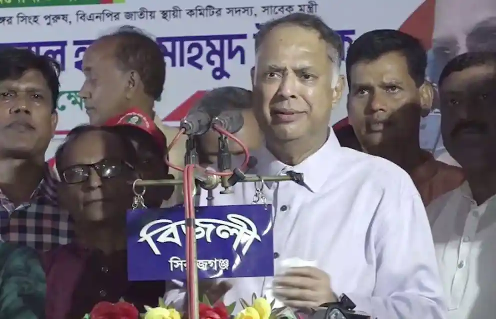 ইকবাল হাসান টুকু বক্তৃতা দিচ্ছেন, জামায়াতে ইসলামি সমর্থকরা পাশে. Channel i News - চ্যানেল আই নিউজ