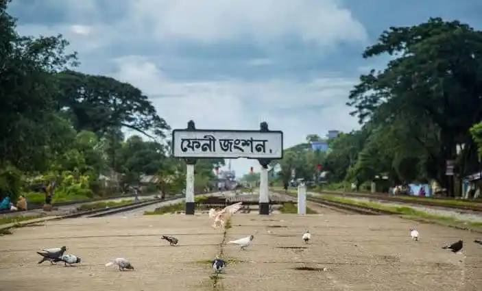 ফেনী জংশন স্টেশনের রেলপথে পাখি ও ধ্বংসাবশেষ. Channel i News - চ্যানেল আই নিউজ
