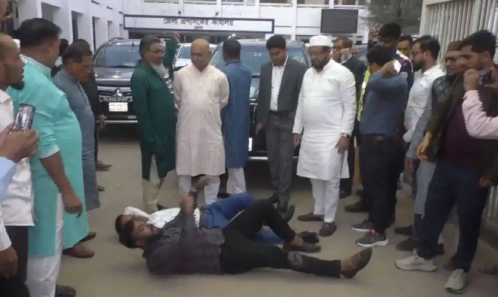 উপদেষ্টারা রাস্তার মধ্যে বসে প্রতিবাদ জানাচ্ছেন. Channel i News - চ্যানেল আই নিউজ