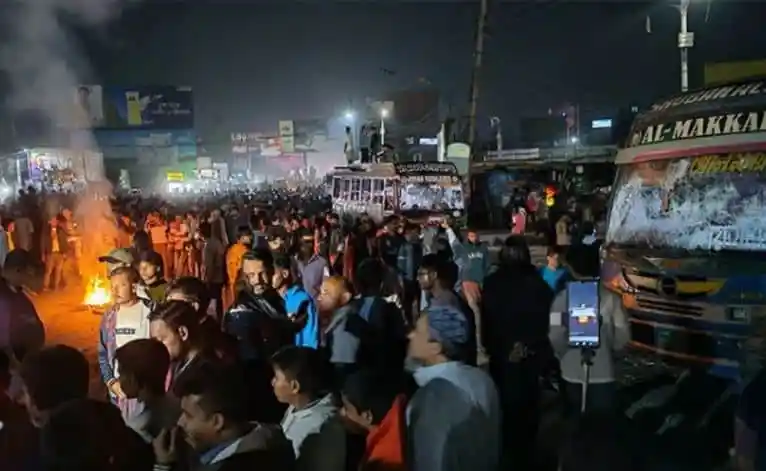 অর্ধশতাধিক বাস ভাঙচুর ও সংঘর্ষের দৃশ্য, চট্টগ্রাম. Channel i News - চ্যানেল আই নিউজ
