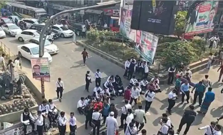 শিক্ষার্থীদের আন্দোলনের কারণে বন্ধ মিরপুর সড়ক, জনভোগান্তি. Channel i News - চ্যানেল আই নিউজ