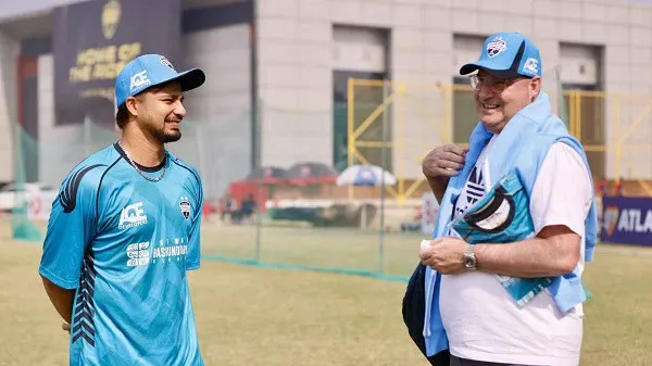 রংপুর কোচ আর্থার ও ক্রিকেটাররা প্রশিক্ষণের সময় হাসিমুখে আলোচনা করছে. Channel i News - চ্যানেল আই নিউজ