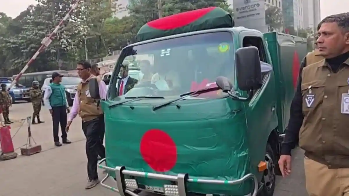 বাংলাদেশের পতাকাবাহী ট্রাক, নিরাপত্তা কর্মীরা আশেপাশে অবস্থান করছেন. Channel i News - চ্যানেল আই নিউজ