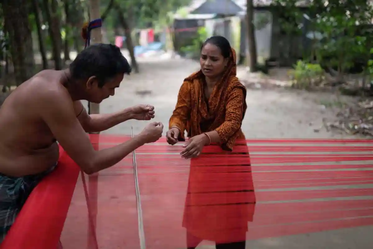 দুই নারী টাঙ্গাইল শাড়ি বুনন শিল্পের জন্য কাজ করছেন. Channel i News - চ্যানেল আই নিউজ