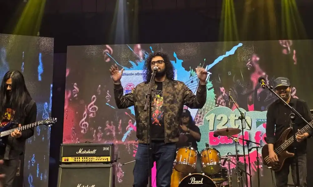 ব্যান্ড পারফরম্যান্সের দৃশ্য, গিটার ও ড্রামস সহ শিল্পীরা পারফর্ম করছে. Channel i News - চ্যানেল আই নিউজ