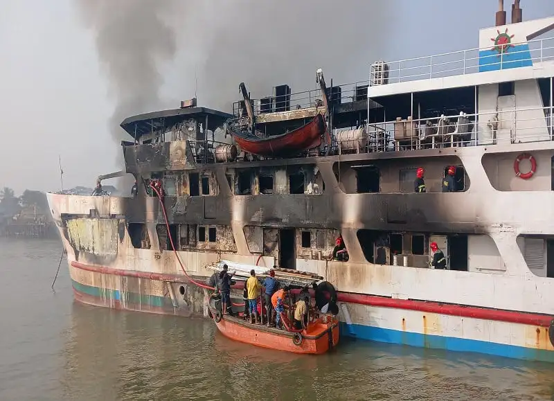 সেন্টমার্টিনগামী জাহাজে অগ্নিকাণ্ডের ঘটনা, ধোঁয়া ও ক্ষতিগ্রস্ত জাহাজ দৃশ্য. Channel i News - চ্যানেল আই নিউজ