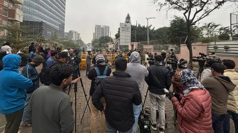 খালেদা জিয়ার মৃত্যুর খবরে জনতার ভিড় এভারকেয়ারের সামনে. Channel i News - চ্যানেল আই নিউজ