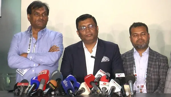 সংবাদ সম্মেলনে তিনজন বক্তা, microphones ও ক্যামেরার সামনে. Channel i News - চ্যানেল আই নিউজ