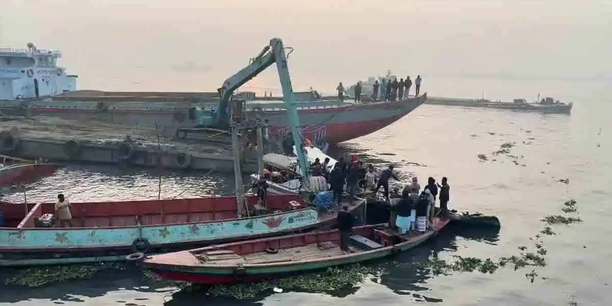 বাল্কহেড ডুবির ঘটনায় উদ্ধার কাজ চালাচ্ছে নৌবাহিনী ও উদ্ধারকারী দল. Channel i News - চ্যানেল আই নিউজ