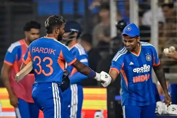 ভারতের ক্রিকেটাররা জিতের পর একে অপরকে অভিনন্দন জানাচ্ছেন. Channel i News - চ্যানেল আই নিউজ