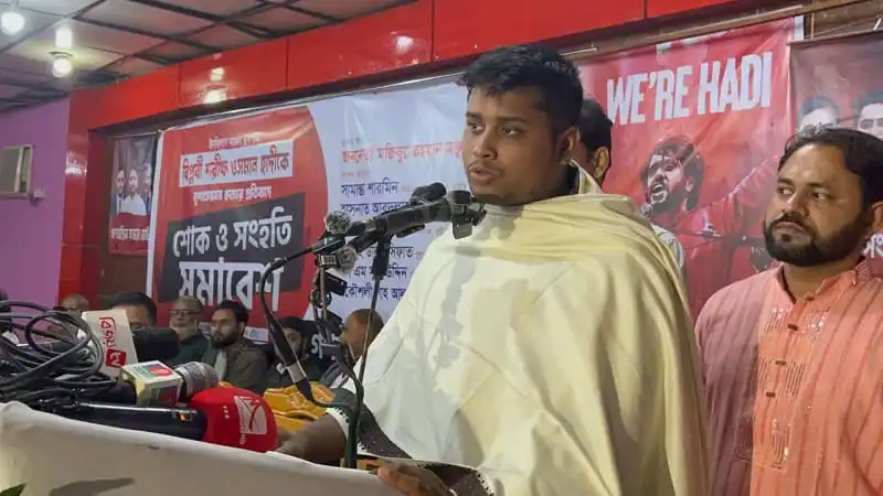 হাসনাত আবদুল্লাহ বক্তৃতা দিচ্ছেন, পাশে অন্য নেতা উপস্থিত. Channel i News - চ্যানেল আই নিউজ