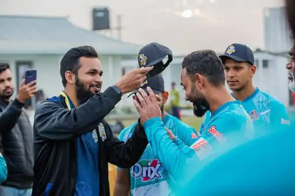 ঢাকার অধিনায়ক মিঠুনের সঙ্গে দলের খেলোয়াড়দের শুভেচ্ছা বিনিময়. Channel i News - চ্যানেল আই নিউজ