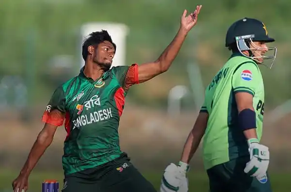 বাংলাদেশ ক্রিকেটার উইকেট উদযাপন করছে, আন্তর্জাতিক ক্রিকেট ম্যাচ. Channel i News - চ্যানেল আই নিউজ