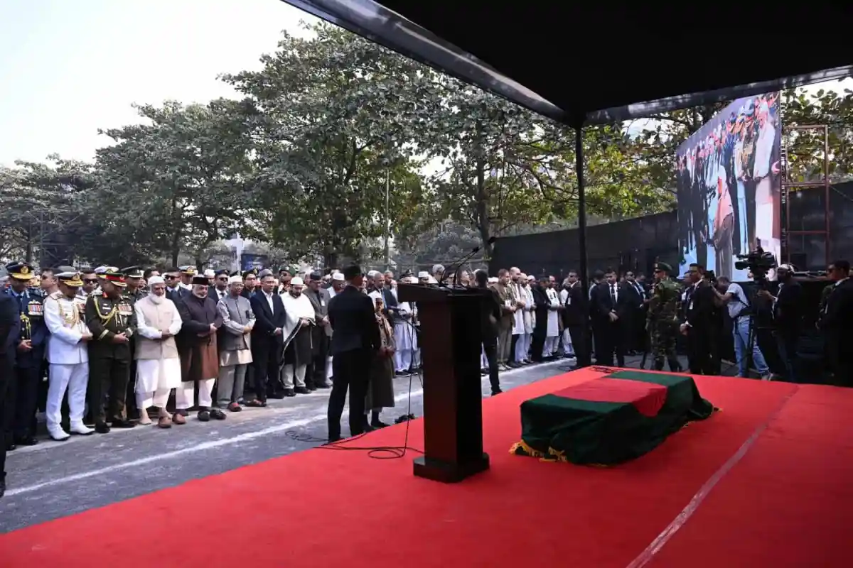 খালেদা জিয়ার জানাজায় লাখো মানুষ অংশগ্রহণ করছে. Channel i News - চ্যানেল আই নিউজ