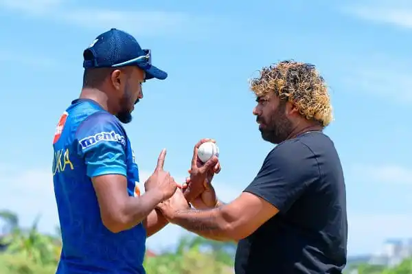 শ্রীলঙ্কার পেস বোলিং কোচ হিসেবে মালিঙ্গার হাতে ক্রিকেট বল. Channel i News - চ্যানেল আই নিউজ