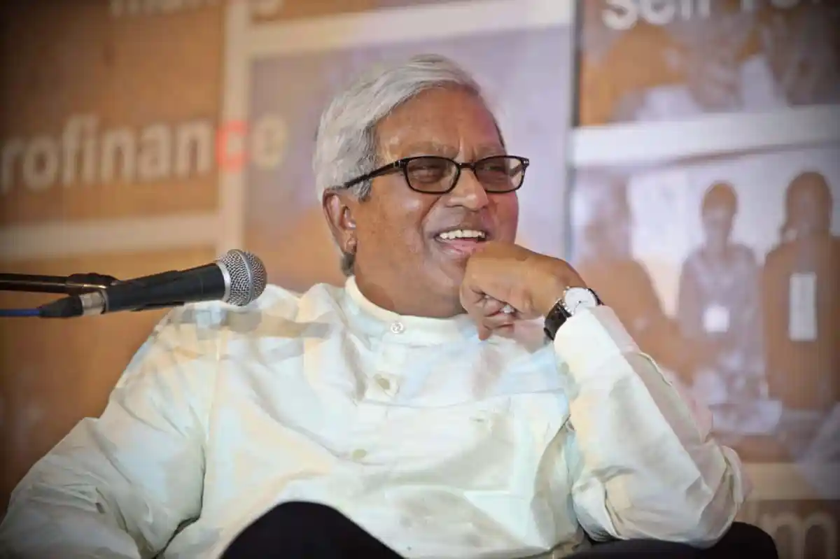 চ্যানেল আই অনলাইন সংবাদপত্রের অনুষ্ঠানে হাস্যোজ্জ্বল ব্যক্তি. Channel i News - চ্যানেল আই নিউজ