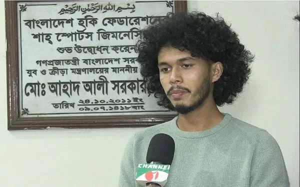 বাংলাদেশের একজন যুবক সংবাদ সংগ্রহের জন্য সাক্ষাৎকার দিচ্ছেন. Channel i News - চ্যানেল আই নিউজ