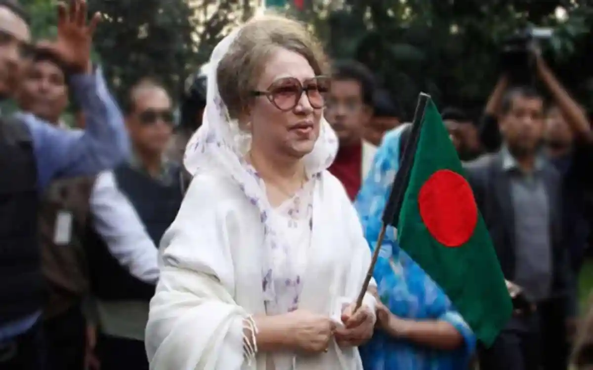 বাংলাদেশের পতাকা হাতে একজন নারী, জনসমাগমের মাঝে উপস্থিত।. Channel i News - চ্যানেল আই নিউজ