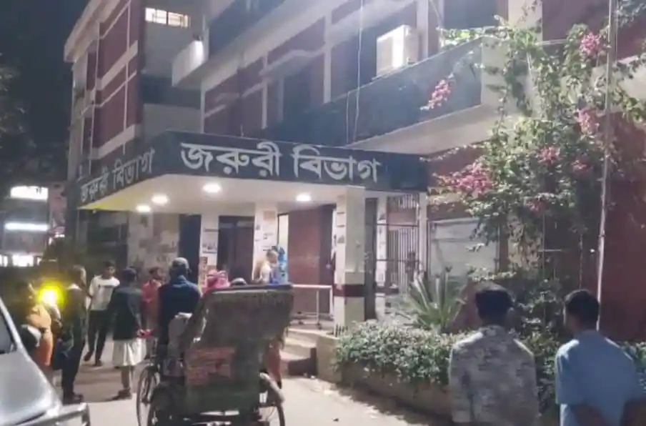 হাসপাতালের সামনে দাঁড়িয়ে ফোনে কথা বলছিল যুবক, হামলা-গুলি. Channel i News - চ্যানেল আই নিউজ