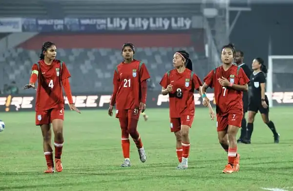 বাংলাদেশ নারী ফুটবল দলের খেলোয়াড়রা মাঠে হাঁটছে।. Channel i News - চ্যানেল আই নিউজ
