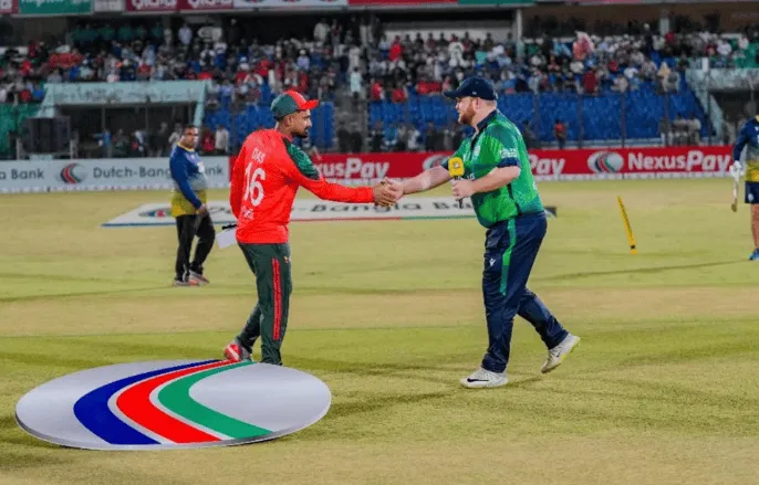 বাংলাদেশ ও আয়ারল্যান্ড ক্রিকেটাররা মাঠে শুভেচ্ছা বিনিময় করছে. Channel i News - চ্যানেল আই নিউজ