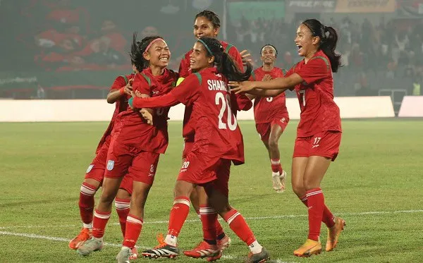 বাংলাদেশ নারী ফুটবল দল আনন্দিতভাবে উদযাপন করছে. Channel i News - চ্যানেল আই নিউজ