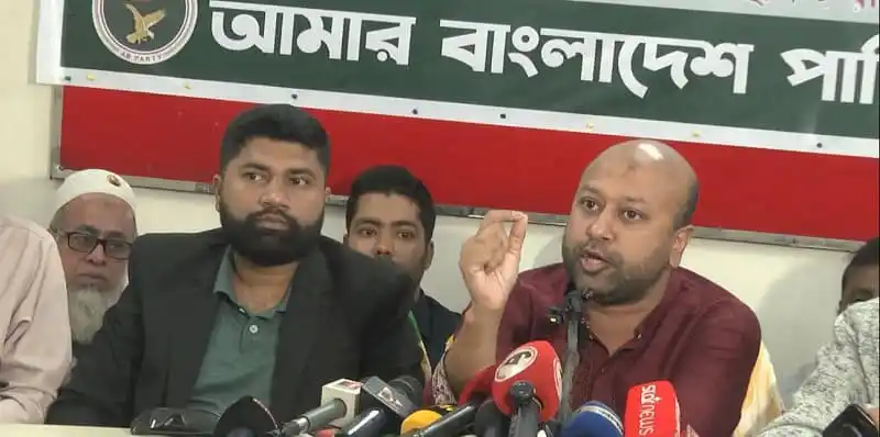 ব্যারিস্টার ফুয়াদ সাংবাদিকদের প্রশ্নের উত্তর দিচ্ছেন. Channel i News - চ্যানেল আই নিউজ