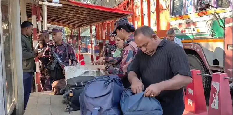 বাহিরে তল্লাশি চালাচ্ছে পুলিশ ও নিরাপত্তা কর্মীরা. Channel i News - চ্যানেল আই নিউজ