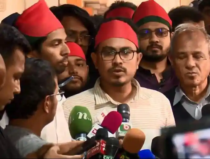 ডাকসুর নেতারা হাদির ওপর হামলার প্রতিবাদে ৪৮ ঘণ্টার আলটিমেটাম ঘোষণা করেন।. Channel i News - চ্যানেল আই নিউজ