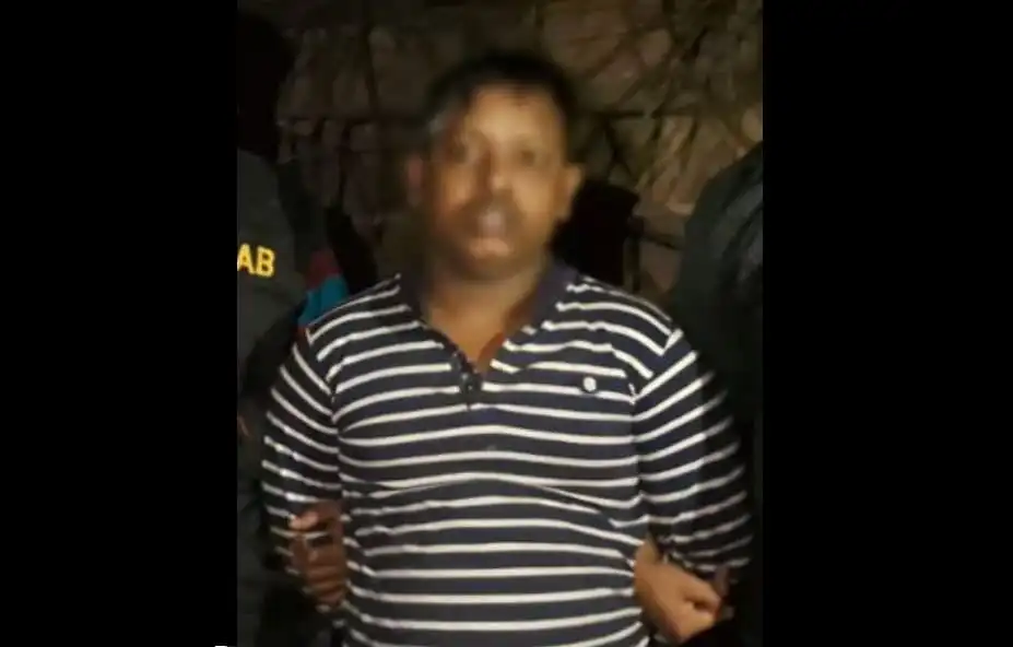 ফয়সালের ঘনিষ্ঠ সহযোগী কবির গ্রেপ্তার, ছবি তোলা হয়েছে রাতের সময়।. Channel i News - চ্যানেল আই নিউজ