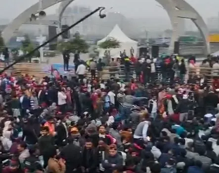 পূর্বাচলে শীতের ভোরে হাজারো মানুষের জমায়েত, চ্যানেল আই অনলাইন. Channel i News - চ্যানেল আই নিউজ