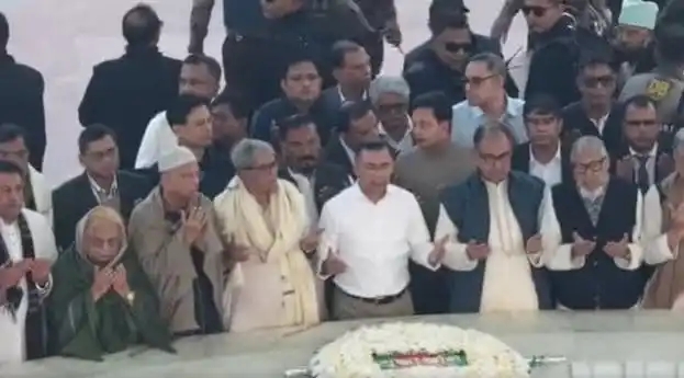শ্রদ্ধাঞ্জলি অর্পণ করছেন নেতৃবৃন্দ জিয়াউর রহমানের সমাধিতে।. Channel i News - চ্যানেল আই নিউজ