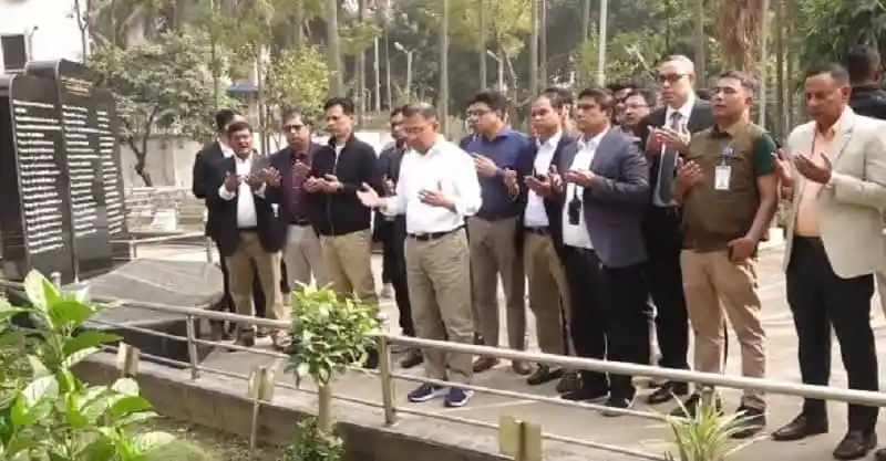 শহীদ সেনাদের কবর জিয়ারত করছেন তারেক রহমান ও নেতৃবৃন্দ. Channel i News - চ্যানেল আই নিউজ