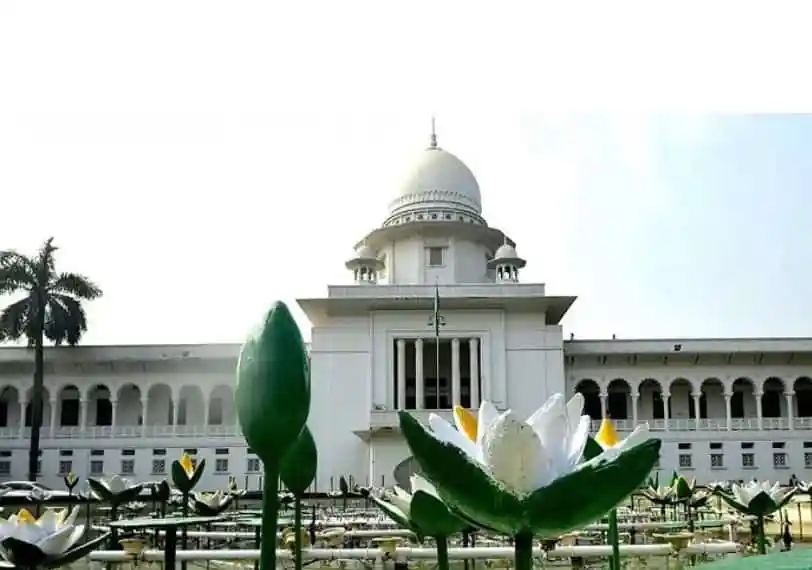 সুপ্রিম কোর্ট ভবনের সামনে ফুলের গাছ ও ফুলের দৃশ্য. Channel i News - চ্যানেল আই নিউজ