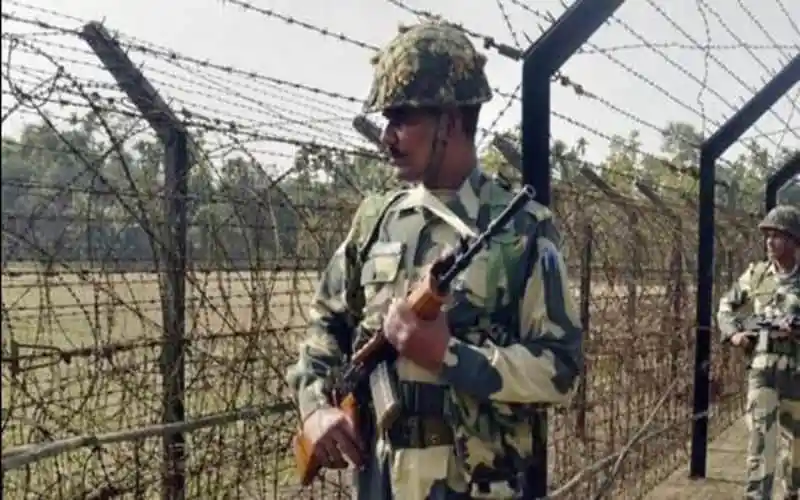 বাংলাদেশ-ভারত সীমান্তে বিএসএফের গার্ড পোস্টে সৈনিকের অবস্থান. Channel i News - চ্যানেল আই নিউজ