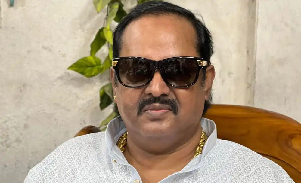 বাংলাদেশি রাজনীতিবিদের ছবি, sunglasses পরা, সাদাকালো পোশাক পরিহিত. Channel i News - চ্যানেল আই নিউজ