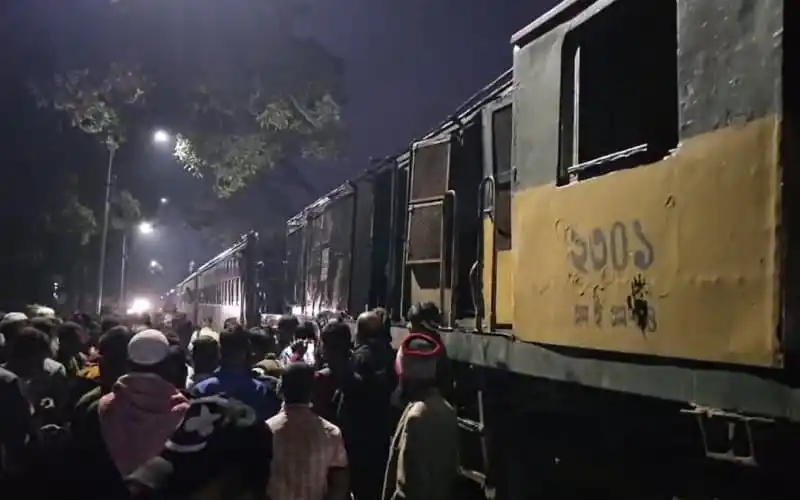 জনতা ট্রেনের পাশে দাঁড়িয়ে, ট্রেনের গেট বন্ধ, ঢাকার সঙ্গে ময়মনসিংহের ট্রেন যোগাযোগ বন্ধ. Channel i News - চ্যানেল আই নিউজ