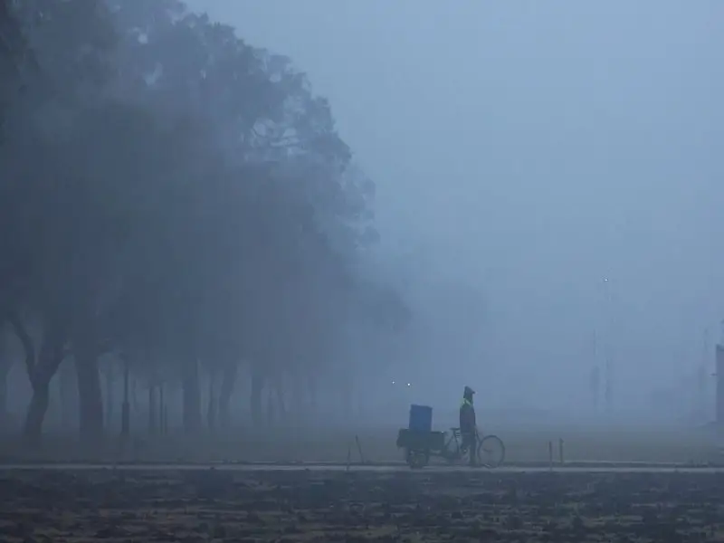 শীতের কুয়াশাচ্ছন্ন সকালে পথচারী ও সাইকেল চালক. Channel i News - চ্যানেল আই নিউজ
