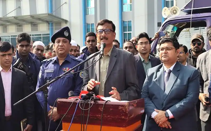 প্রধান অতিথি জনসম্মুখে বক্তব্য দিচ্ছেন, পাশে পুলিশ ও সাংবাদিকরা উপস্থিত. Channel i News - চ্যানেল আই নিউজ