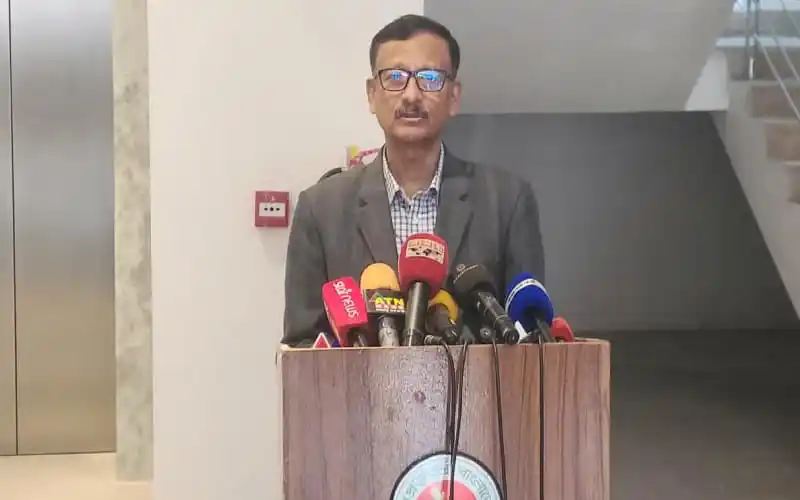 বাংলাদেশের পররাষ্ট্র উপদেষ্টা সাংবাদিকদের প্রশ্নের উত্তর দিচ্ছেন. Channel i News - চ্যানেল আই নিউজ