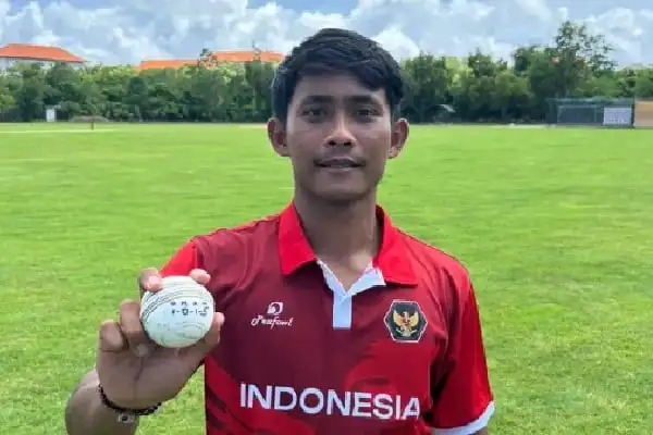 বাংলাদেশের ক্রিকেটার টি-টোয়েন্টি ম্যাচে বল হাতে দেখাচ্ছেন।. Channel i News - চ্যানেল আই নিউজ