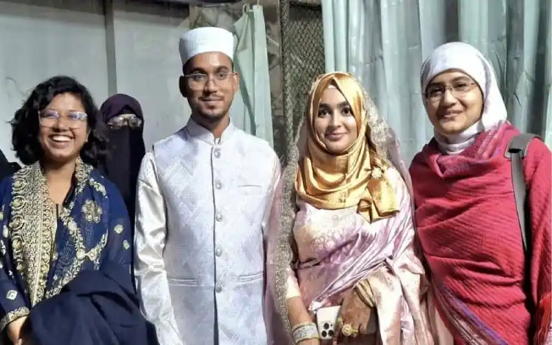 নববিবাহিত দম্পতি ও অতিথিরা হাসিমুখে ছবি তুলছেন. Channel i News - চ্যানেল আই নিউজ