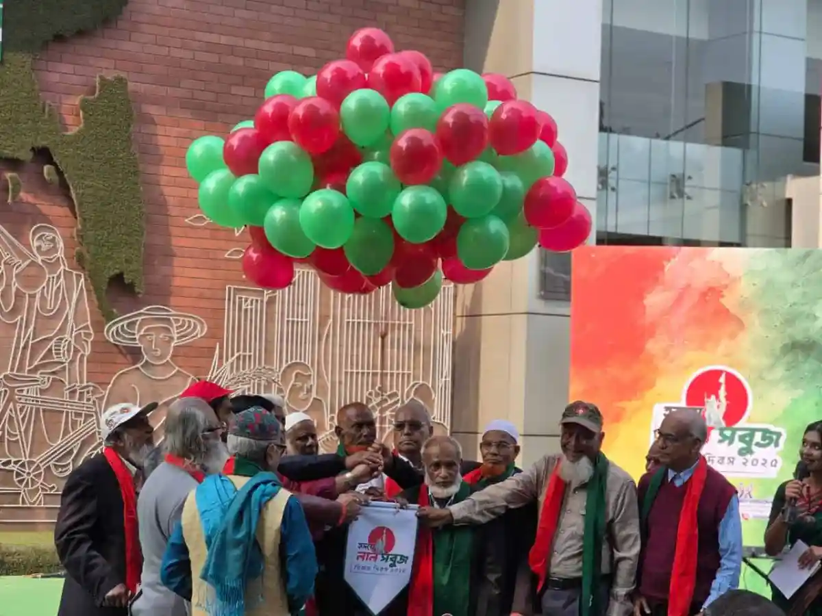 মুক্তিযোদ্ধাদের সম্মাননা অনুষ্ঠানে লাল সবুজ পতাকাসহ balloons. Channel i News - চ্যানেল আই নিউজ