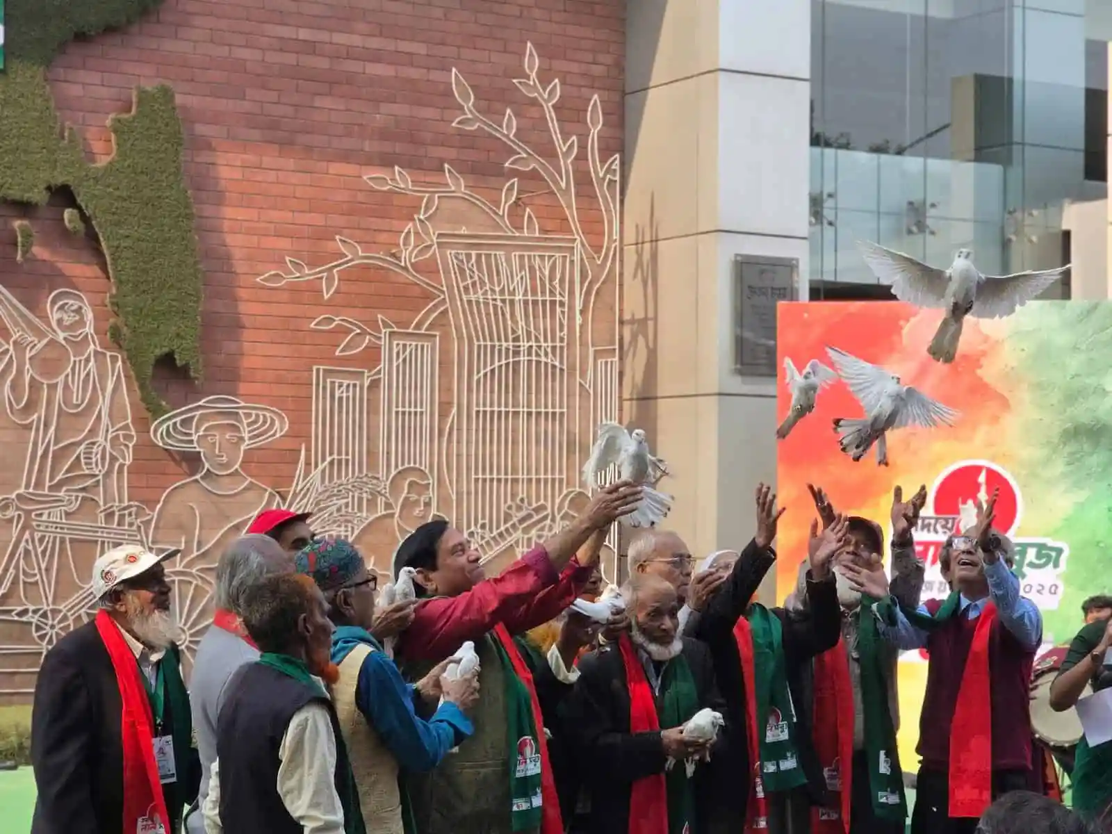 মুক্তিযোদ্ধাদের সম্মাননা অনুষ্ঠানে অংশগ্রহণকারীরা পাখি উড়িয়ে সম্মান জানান. Channel i News - চ্যানেল আই নিউজ