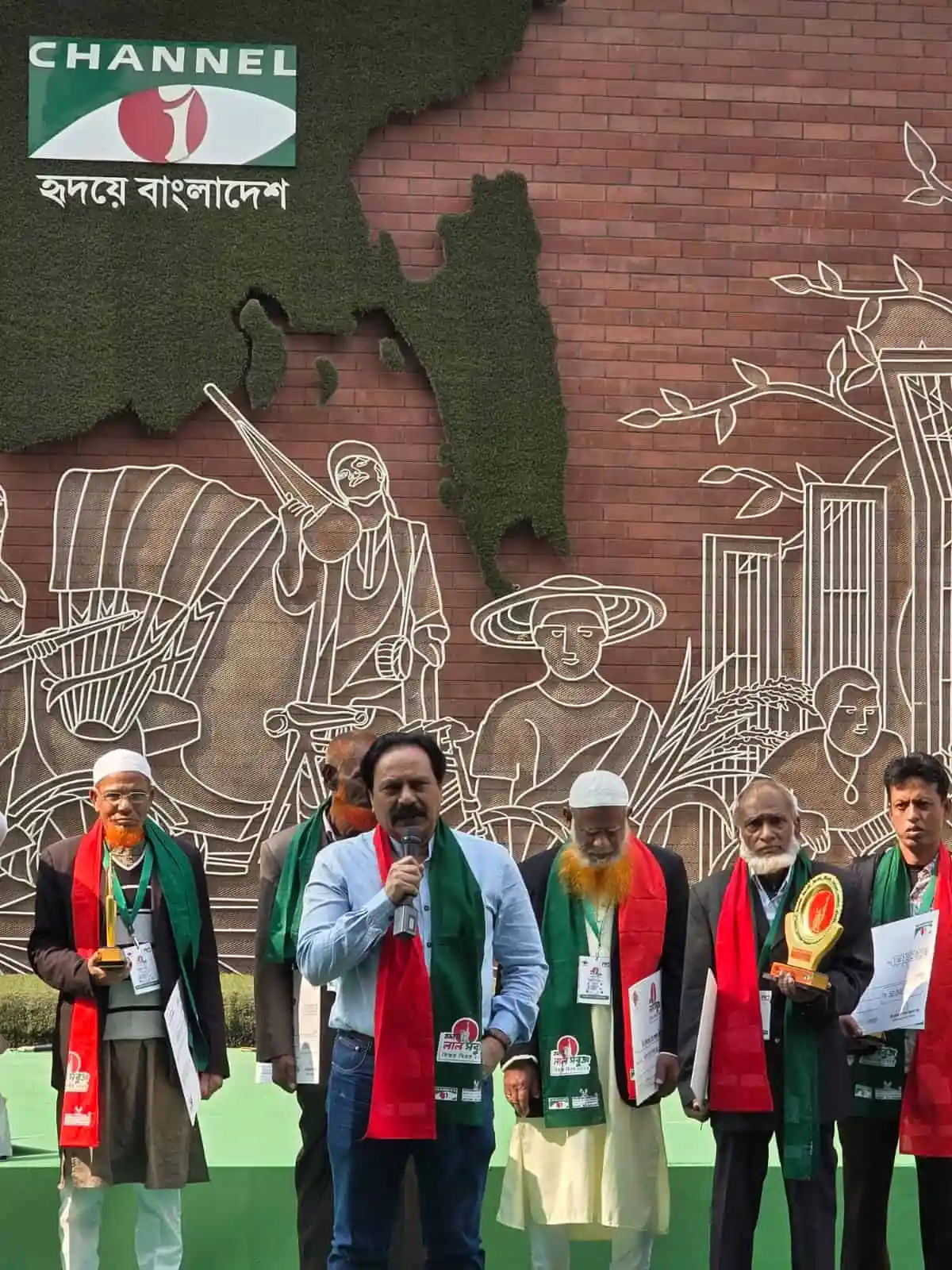 মুক্তিযোদ্ধাদের সম্মাননা অনুষ্ঠানে বক্তা ও মুক্তিযোদ্ধারা. Channel i News - চ্যানেল আই নিউজ