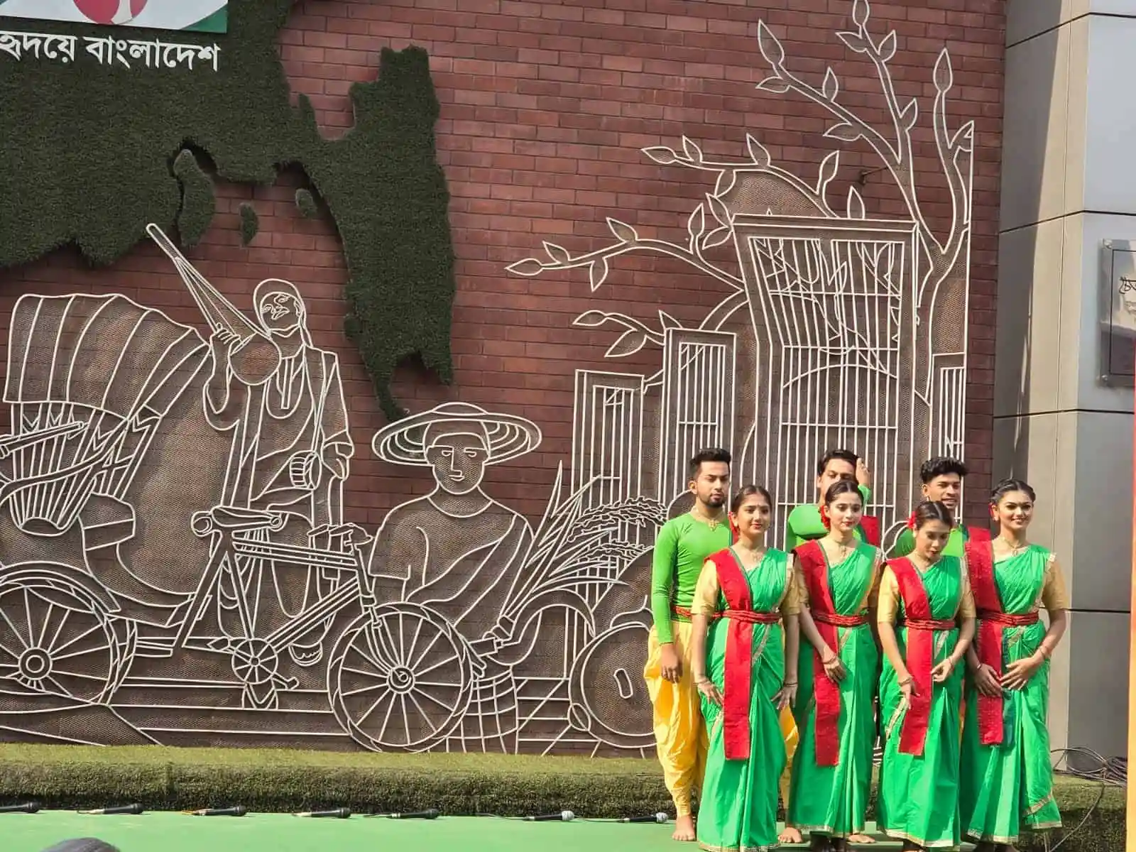 বাংলাদেশের মুক্তিযোদ্ধাদের সম্মাননা অনুষ্ঠানে নারীরা ঐতিহ্যবাহী পোশাক পরিধান করেছেন. Channel i News - চ্যানেল আই নিউজ