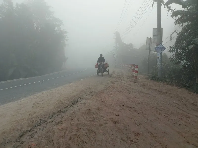 কুড়িগ্রামে ঘন কুয়াশার মধ্যে এক ব্যক্তি রিকশা চালাচ্ছে. Channel i News - চ্যানেল আই নিউজ