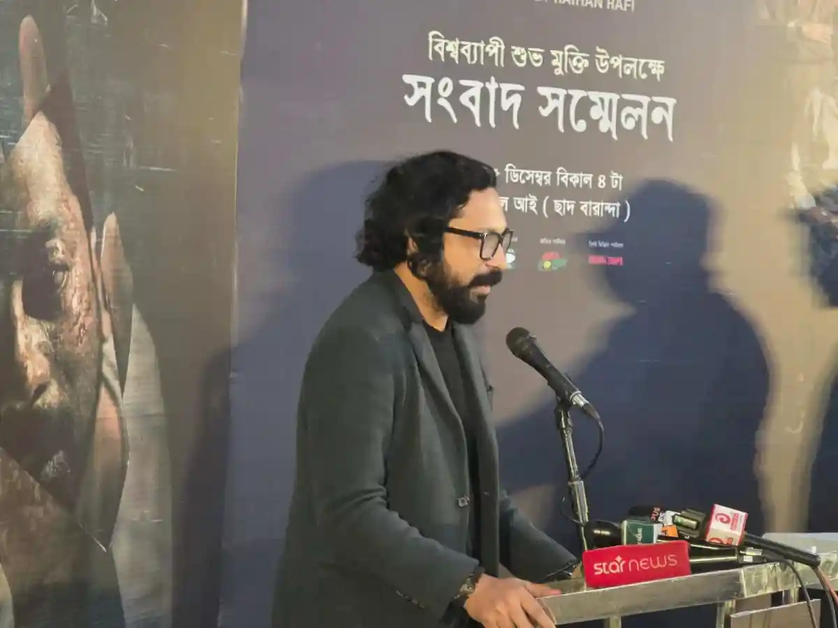 বাংলাদেশের একজন বক্তা সংবাদ সম্মেলনে বক্তব্য দিচ্ছেন. Channel i News - চ্যানেল আই নিউজ
